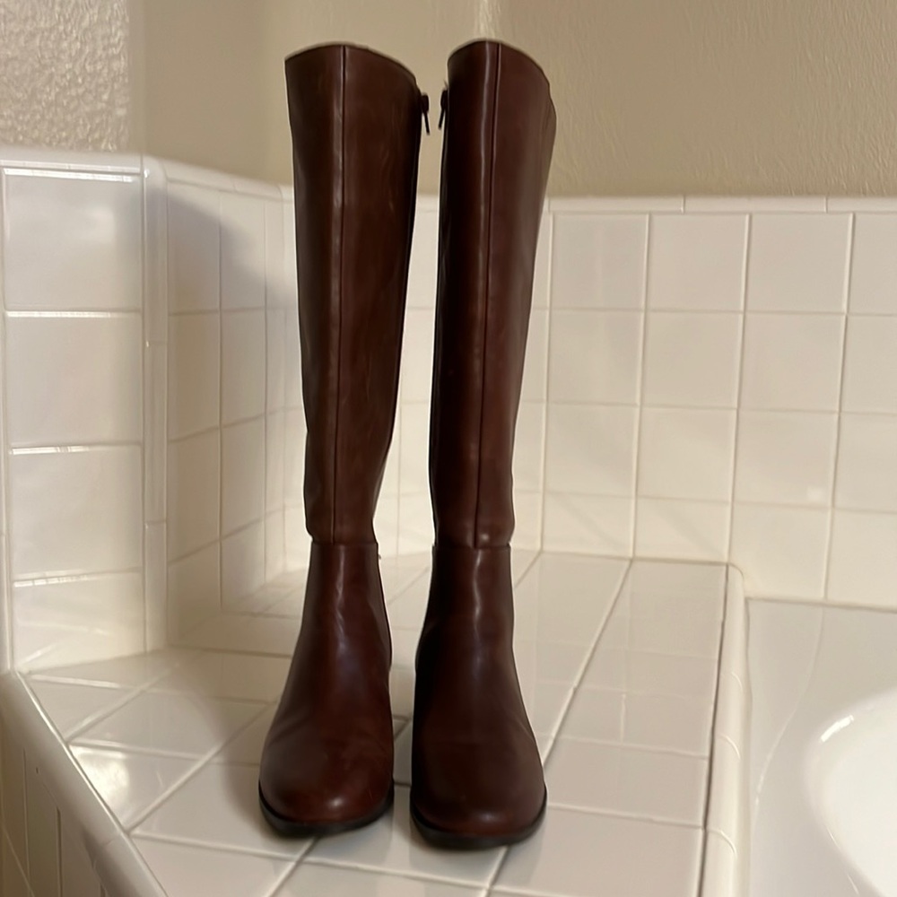 A brand new woman tall boot made by Rockport Evelyn